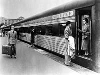 'b08-13 - circa 1950 - Victorian & South Australian Railway Joint sleeping car <em>Mururi</em> at Adelaide Station.(South Australian Railways)'