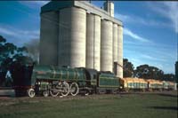 'cd_p0107518 - 8<sup>th</sup> June 1987 - Lameroo loco 621 and wheat silos'